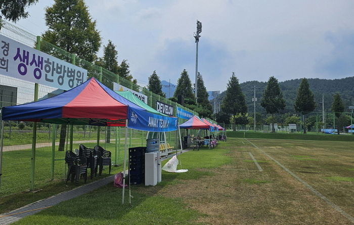 여자축구대회에 뻥 뚫린 탈의실 설치... 항의하자 축협은 “남자도 똑같다”