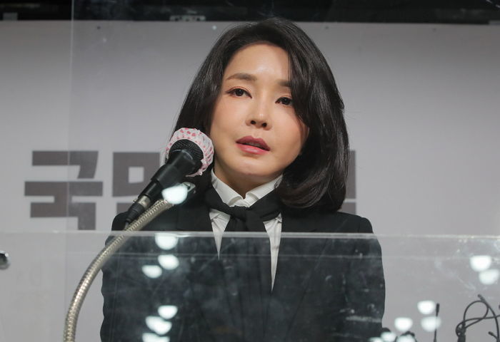 김종인 “김건희 여사, 대통령 당선 기여했으니 권력 향유할 수 있다 생각하는 듯”