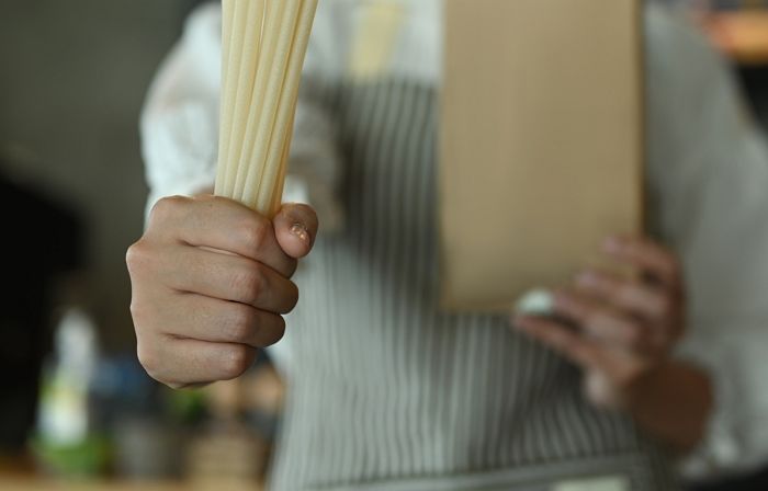 음료도 안 사고 '공짜로' 빨대 달라는 손님... 거절한 카페 사장님이 들은 '폭언'