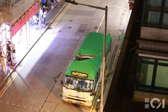 건물에서 투신한 여성, 정차 중인 ‘버스’ 지붕 뚫고 들어가... 승객 부상