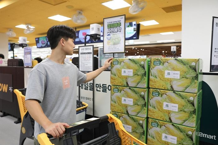 “金배추에 김장 걱정이라면 주목”... 이마트, ‘국내산’ 절임배추 사전 예약 진행