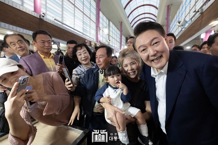 어제(22일) 부산 초량시장 방문해 몰려든 시민들과 일일이 ‘인증샷’ 찍어준 윤 대통령