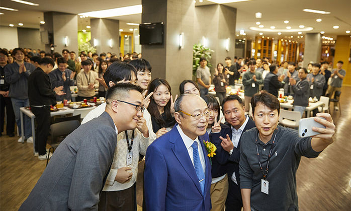 ‘현장 점검’ 나선 한화 김승연 회장... 기술 시연 끝난 뒤 구내식당서 직원들과 오찬