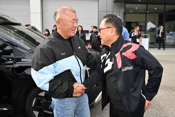 현대차 정의선 회장 조수석에 태운 토요타 회장... 역대급 '드리프트' 선보였다