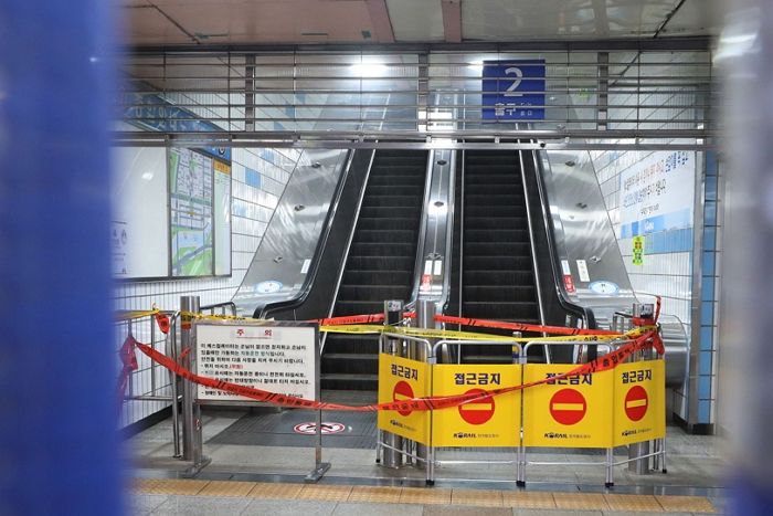 취객, 뒤돌다 넘어져... 수원역 에스컬레이터 '연쇄 사고'로 5명 부상