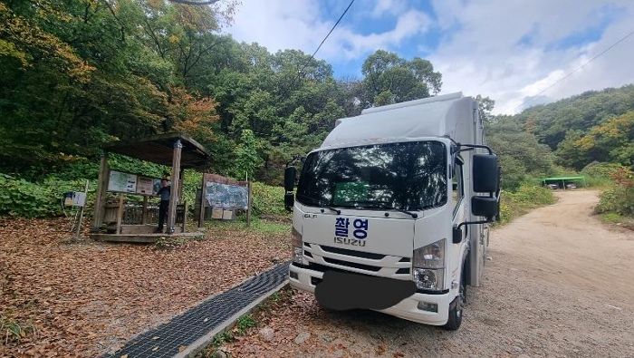 “산에서 드라마 촬영팀 여성 스태프가 ‘흡연’... 지적했더니 사과 없이 째려보네요”