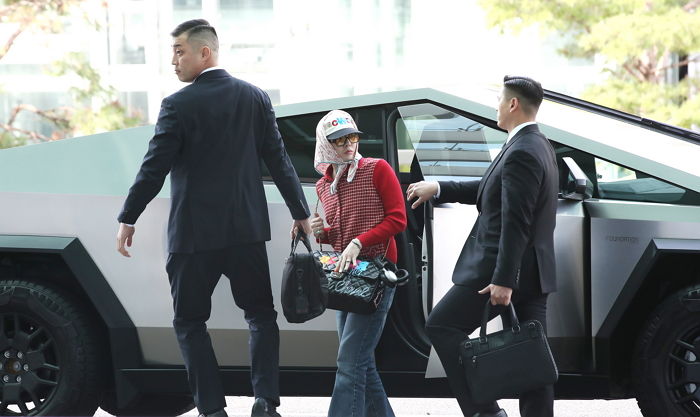 지드래곤, 6억대 롤스로이스로 유퀴즈 출근하더니... 이번엔 테슬라 ‘사이버트럭’ 타고 공항 등장