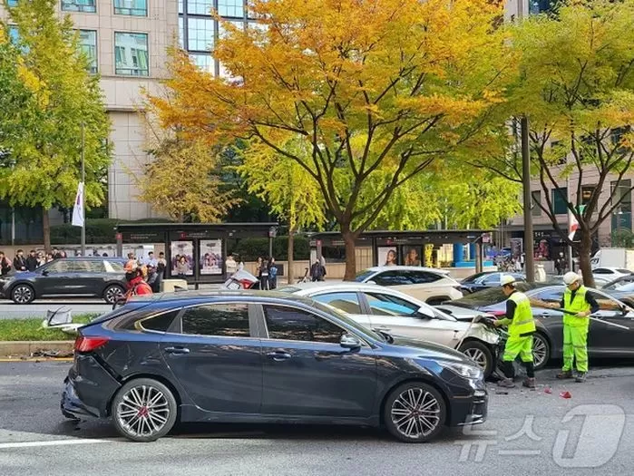 2일 경찰과 소방당국 등에 따르면 오후 1시 42분쯤 서울 강남구 테헤란로 국기원입구 방향에서 강남역 방향 1~3차로에서 역주행으로 인한 5중 추돌 사고가 발생했다. / 뉴스1 (독자 제공)