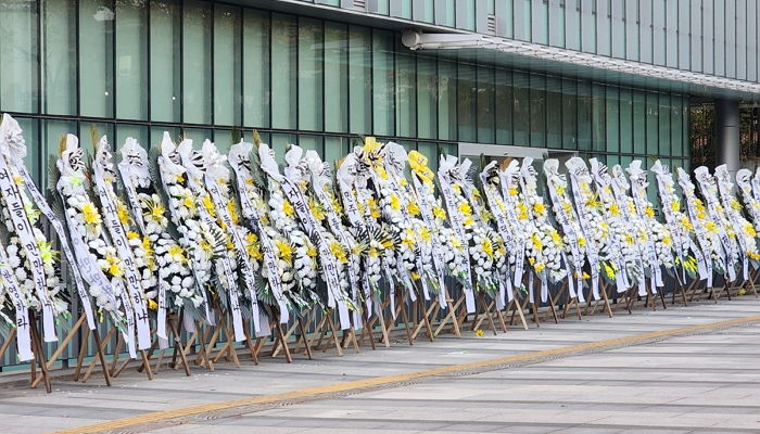 “공학 전환 결사반대·여자들이 만만하냐”... 실시간 동덕여대 앞에 깔린 근조화환