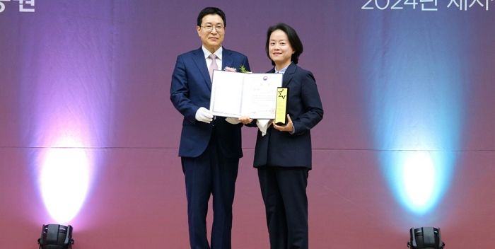 어르신들 ‘키오스크’ 어려워하자 특강 열고 실습까지 시켜준 맥도날드, 교육부 장관상 수상