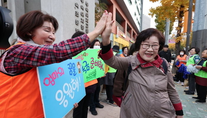 할머니 친구들 응원받으며 수능장 향하는 ‘최고령 수험생’ 83세 임태수 할머니