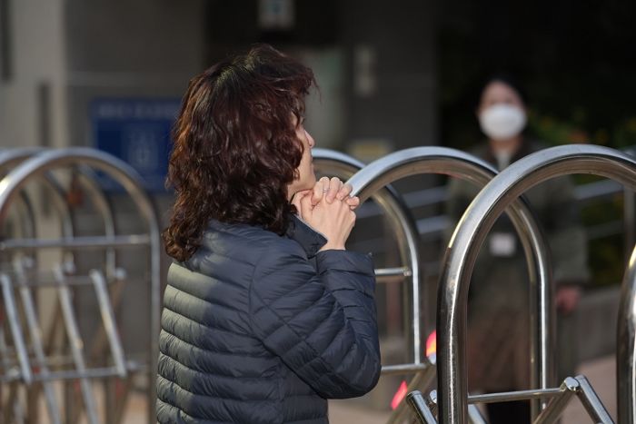 “2025학년도 수능 시작”... 자녀 시험장 들여보내고 간절히 기도하는 어머니