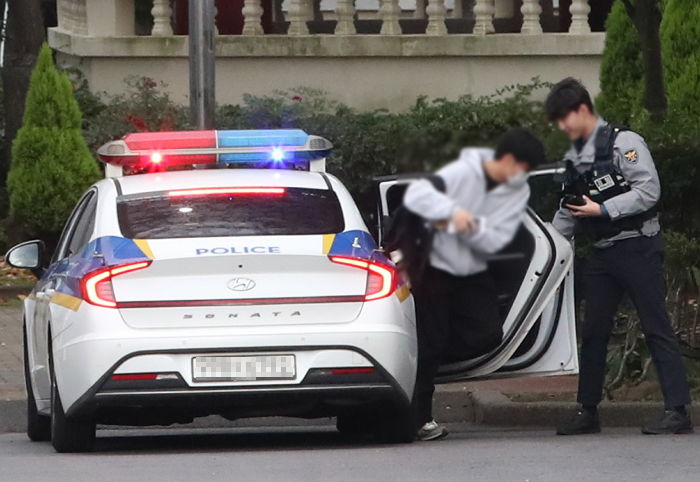 수능 지각할까 봐 불안에 떠는 수험생 순찰차로 직접 데려다준 전국 경찰관들