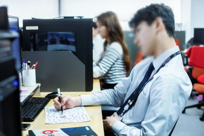 “업무 시간에 몰래”... 직장인들이 일하면서 즐긴다는 ‘조용한 휴가’의 정체