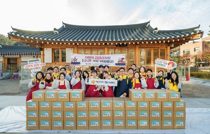 오비맥주 직원들이 직접 버무린 김장김치 1500kg... 독거노인 등 취약계층에 전달했다