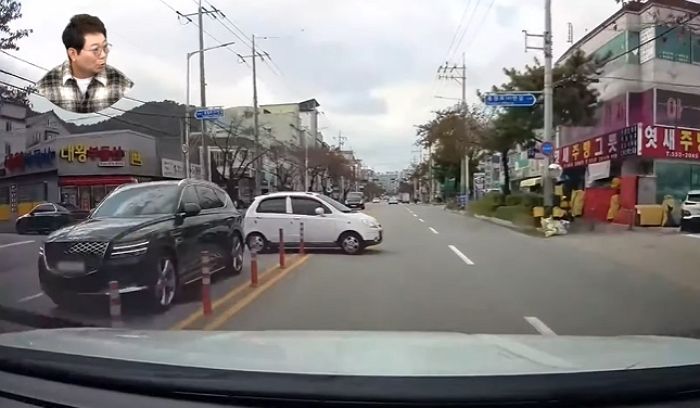 ‘중앙선 경계봉’ 사이로 가로횡단하던 마티즈... 사고 내더니 그대로 도주 (영상)