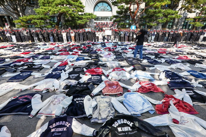 동덕여대 총학 “학교 점거·래커칠·근조화환, 학생회와 관계없어... 솔직히 통제권 잃었다”