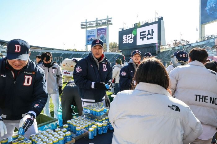 사비로 캔 커피 2천개 사 팬들 나눠준 이승엽 감독... “약속의 2025년 되겠다”