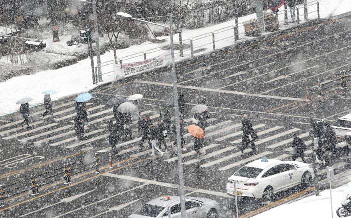 오늘(26일) 밤부터 전국에 ‘첫눈’ 내린다... 최대 20cm 폭설에 내일 출근길 ‘비상’