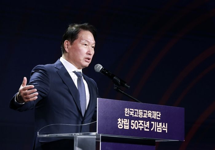 SK그룹, 최태원 회장 장녀·장남과 첫 공식행사... 아버지 영상 나오자 ‘눈물’