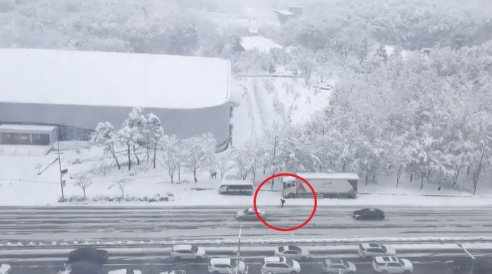 “오늘만을 기다렸다”... 폭설 쏟아지자 유쾌하게 ‘스키’타며 출근하는 직장인 (영상)