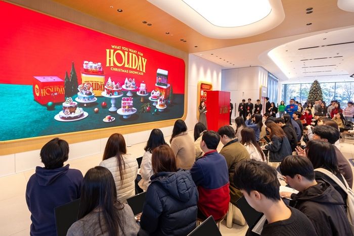 SPC 배스킨라빈스, 2024 크리스마스 케이크 ‘와츄원 포 홀리데이’ 공개