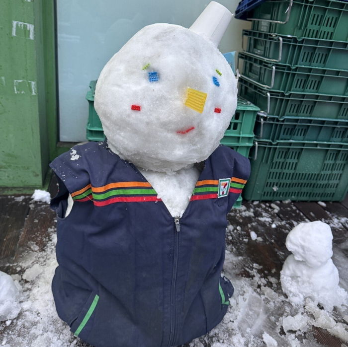 편의점 알바생이 1시간 동안 만들어 조끼 입혀준 눈사람... 지나가던 남성이 걷어차고 주먹질 해