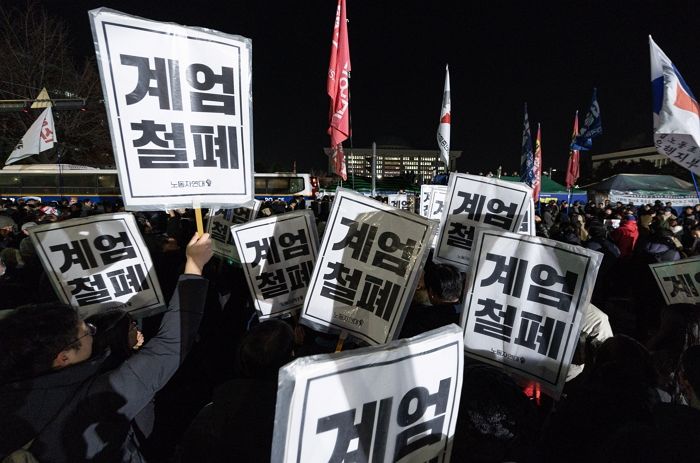 尹 대통령 ‘비상계엄령’ 선포에 아침까지 국회 지킨 시민들... “자리 떠나면 어떻게 될지 몰라”