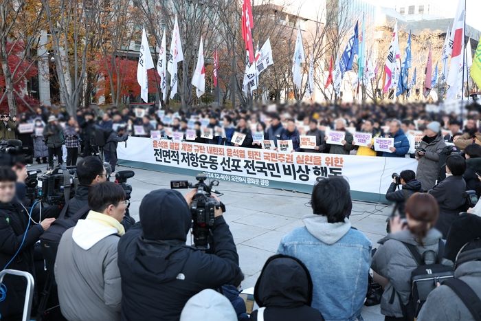 민주노총, ‘무기한 총파업’ 돌입... “계엄령 선포 ‘반민주적’ 독재 자인한 것”