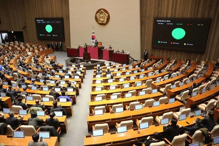 비상계엄 해제 요구 결의안이 통과된 국회 본회의장 / 뉴스1