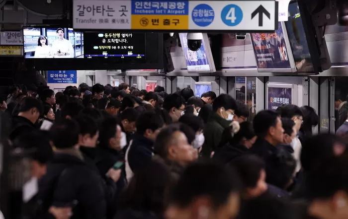 서울 지하철 1~8호선을 운영하는 서울교통공사 노동조합이 태업을 시작한 20일 오전 서울 지하철 1호선 서울역에서 승객들이 전철을 기다리고 있다. 서울교통공사 노조는 인력 감축 철회와 임금 인상 등을 요구하며 다음 달 6일 총파업을 예고했다. 2024.11.20/뉴스1