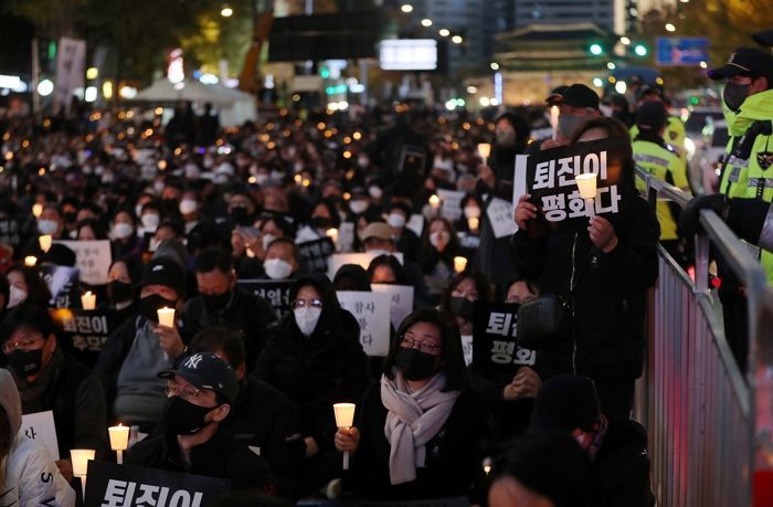 촛불집회 다녀온 엄마 위해... 어린 아들이 테이블 위에 써놓은 가슴 뭉클한 손 편지