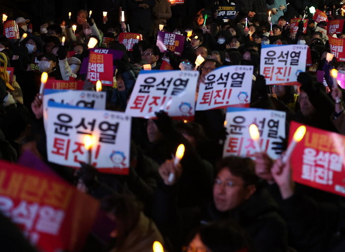 촛불 대신 ‘응원봉’ 들고 온 아이돌 팬들... “윤석열 탄핵” 목 터져라 외쳤다