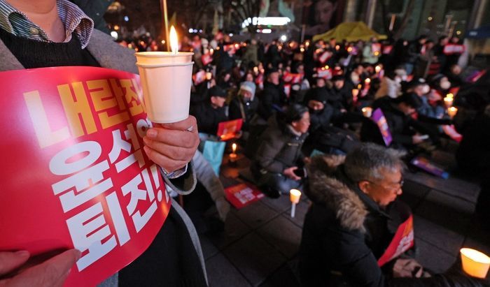 국회 앞 모여 “윤석열 탄핵” 외친 연예인들... 이동욱·박보영 등도 간접 응원