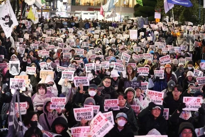 윤석열 대통령 탄핵소추안 표결이 진행 중인 7일 오후 제주시청 앞에서 