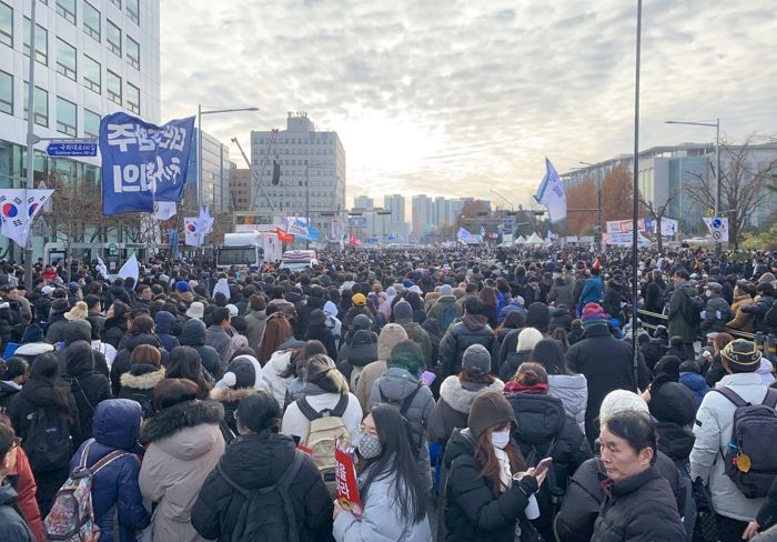 식당 온 학생들에게 “혹시 시위 갔다왔어요?” 묻던 아저씨... 지갑 꺼내 밥값 내줬다