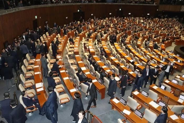 한동훈 ‘尹 질서있는 퇴진’ 고수하자... 또 이탈한 ‘친한계’ 의원 “탄핵안 표결 참여하겠다”