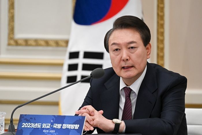 “직무에서 배제된다”더니... 윤 대통령, 여전히 일하고 있다는 증거 나왔다