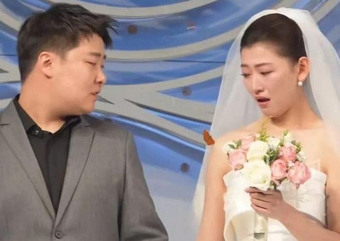 몸에 붙어 결혼식 방해하는 ‘나비’ 를 본 신부가 “아빠” 부르며 오열한 먹먹한 이유 (영상)