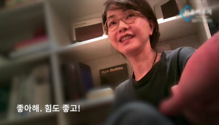 “이 오빠, 여자 많고 힘도 좋아”... 김건희 여사가 ‘남자 손금’ 봐주는 영상 공개