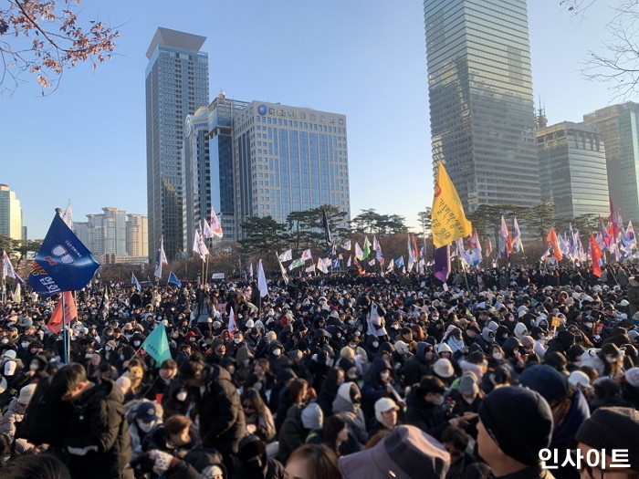 전국에서 몰린 ‘200만 탄핵 시민들’이 보여준 진짜 ‘질서있는 퇴진’