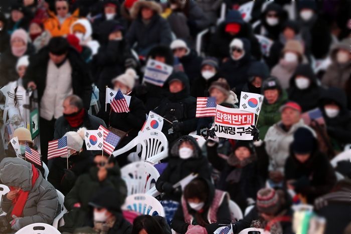 “‘尹 탄핵 반대’ 외치는 남성한테 얼굴·어깨 맞아”... 지하철 목격담 이어져