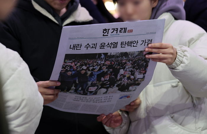 “탄핵 굿즈 구합니다”... 탄핵안 가결에 ‘종이신문’ 품절 대란, 중고 거래까지 등장했다