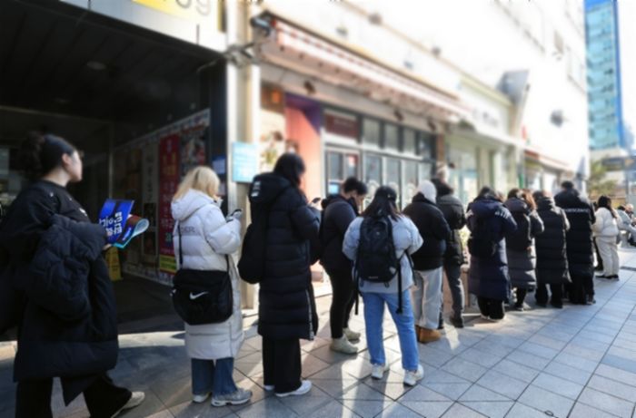 “선결제 수령을 거지에 무료배식 주듯 vs 음료 소진되자 장사 접고 무료 나눔”