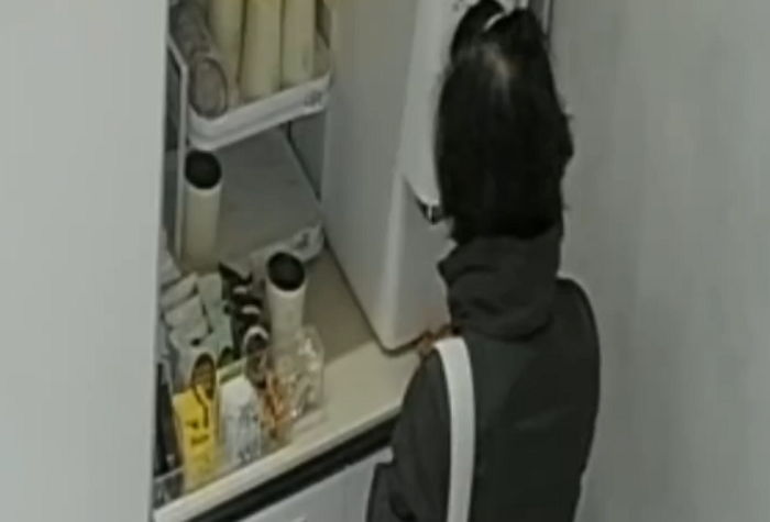 미용실 곳곳에 10원짜리 넣어두고 간 손님... 무속인이 알려준 충격적인 의미