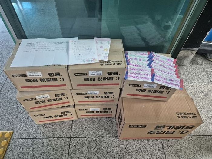 행정복지센터에 다녀간 6살 ‘꼬마 산타’... “용돈 모아 샀어요. 필요한 언니들에게 나눠주세요♡”