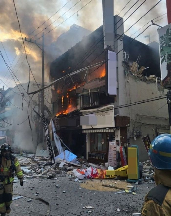 평택 상가 건물서 가스 추정 ‘폭발 사고’로 화재... 3명 부상