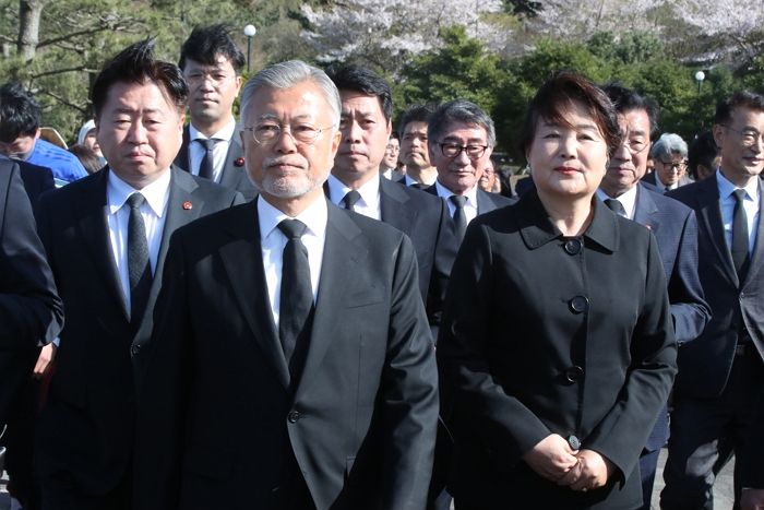 문재인 전 대통령, 무안공항 여객기 참사에 “참으로 비통... 사고 수습 만전 기해달라”