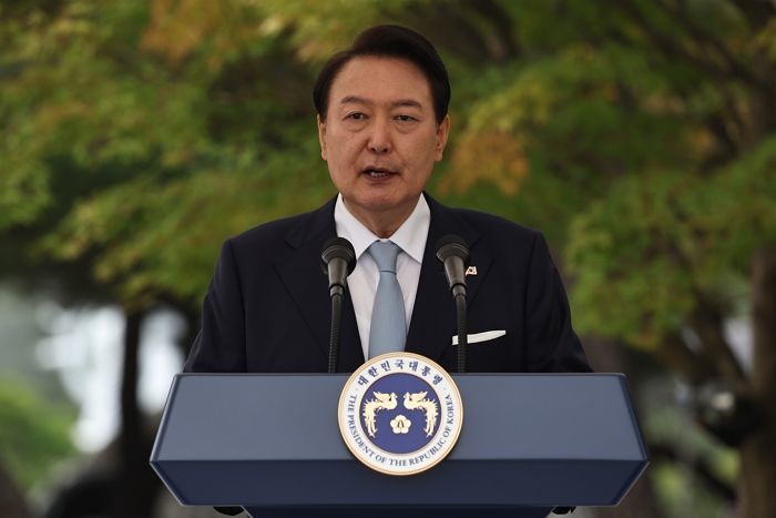 윤 대통령 “무안공항 사고 애통하고 참담해... 어려운 상황 국민과 함께 하겠다”