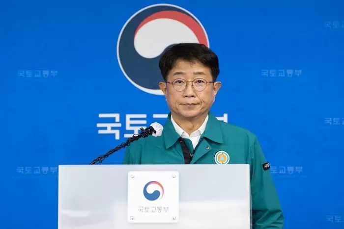 박상우 국토교통부 장관이 29일 정부세종청사에서 무안 여객기 사고 관련 브리핑을 하고 있다. / 국토부 